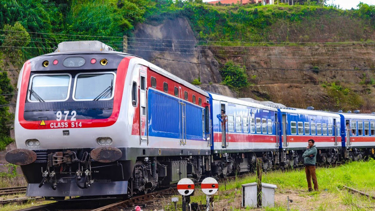 Badulla to Peradeniya train ride on (Train No: 1002 "Denuwara Menike")